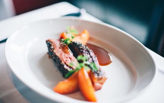 Genießen Sie ein 3-Gang-Menü und besuchen Sie eine "Stars in Concert" Show