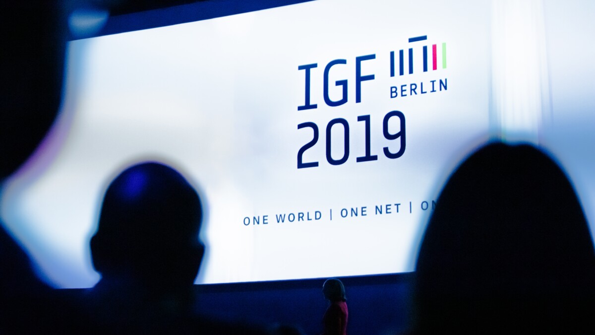 Stage with screen with logo IGF