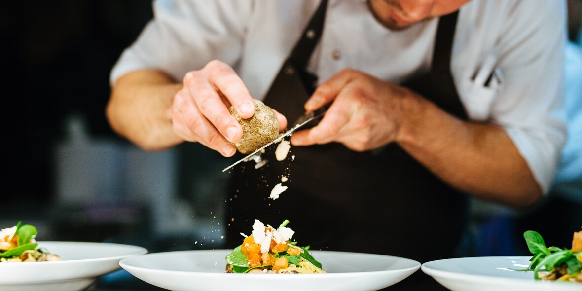 Koch verfeinert Tellergericht mit Trueffel