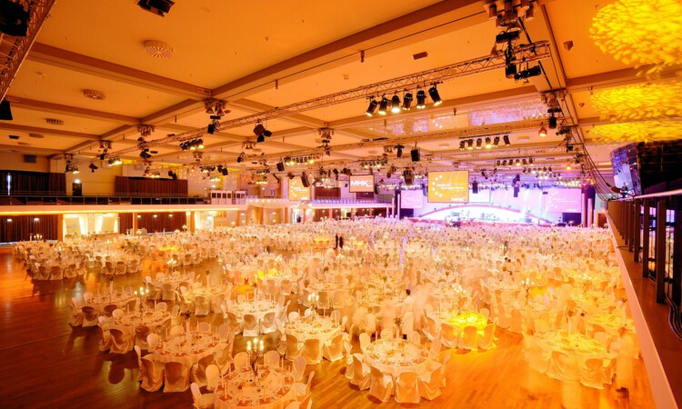 Round tables in elegant atmosphere at Convention Hall I