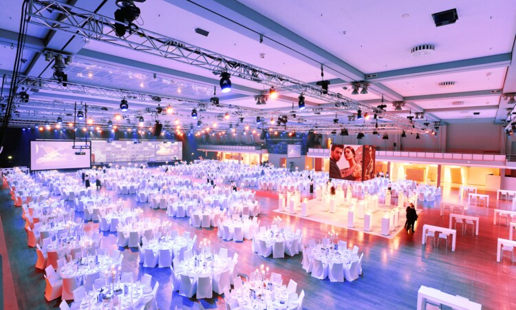 Runde Tische im eleganten Ambiente in der Convention Hall I