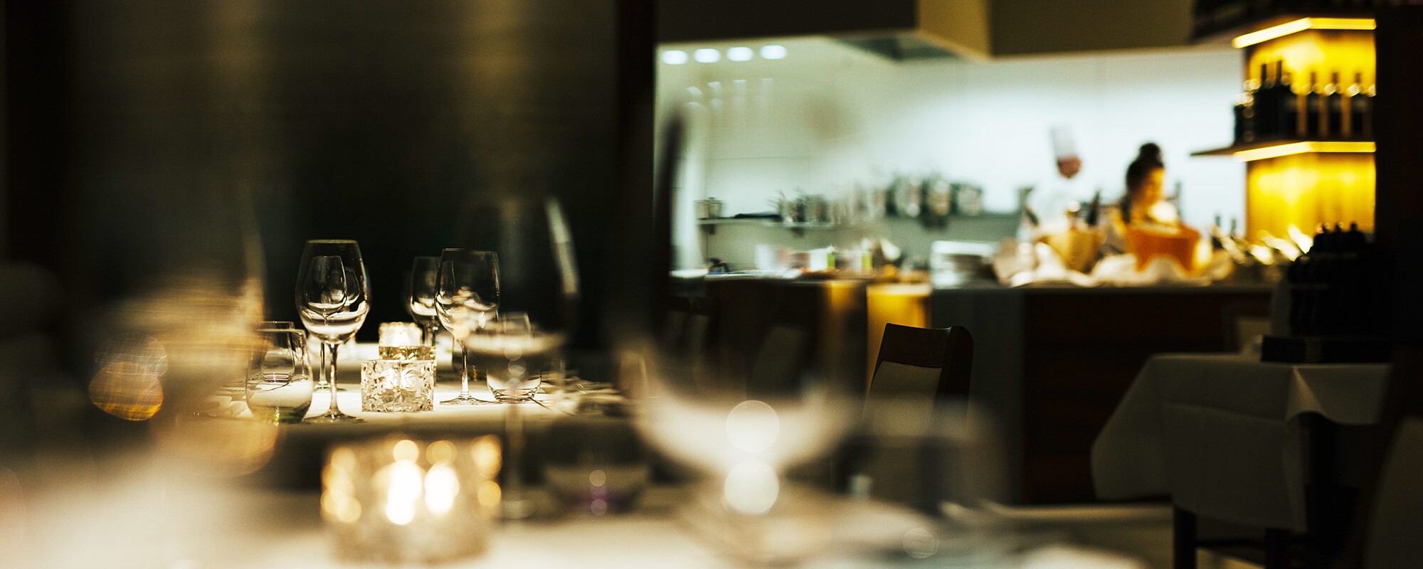 Abendambiente im Restaurant Grill mit Showküche