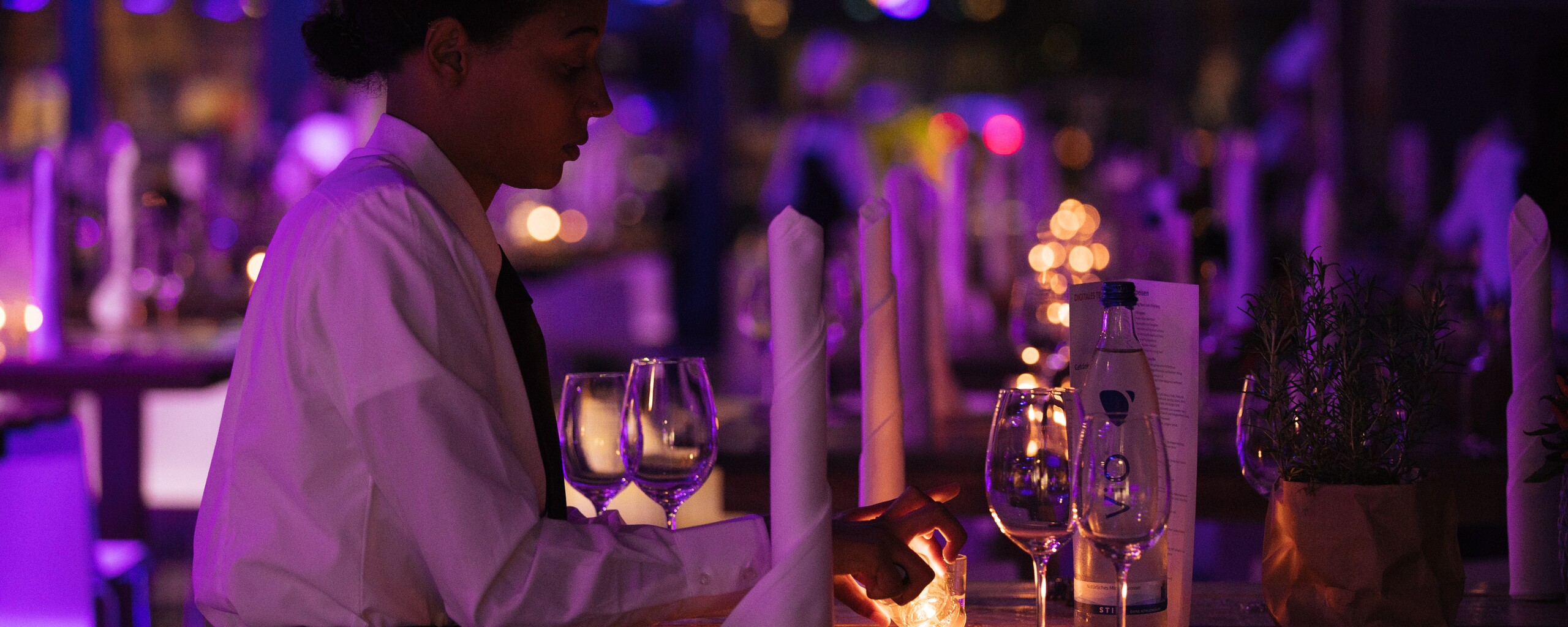 Servicepersonal auf atmosphärischem Außerhaus-Event