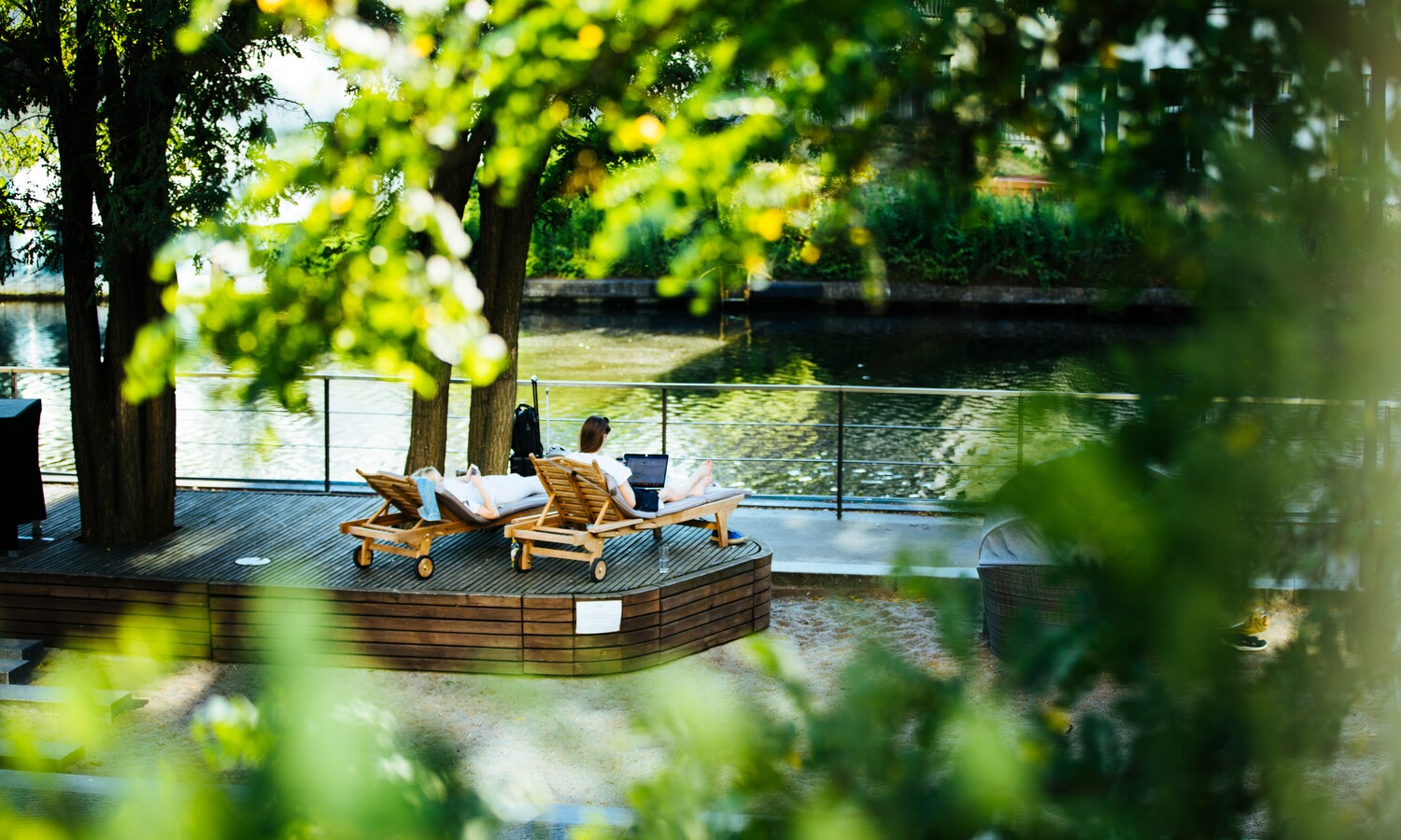 Chill-Lounge am Flussufer vom Waterfront