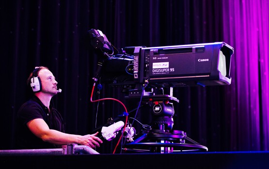 Kameratechniker betätigt Kamera