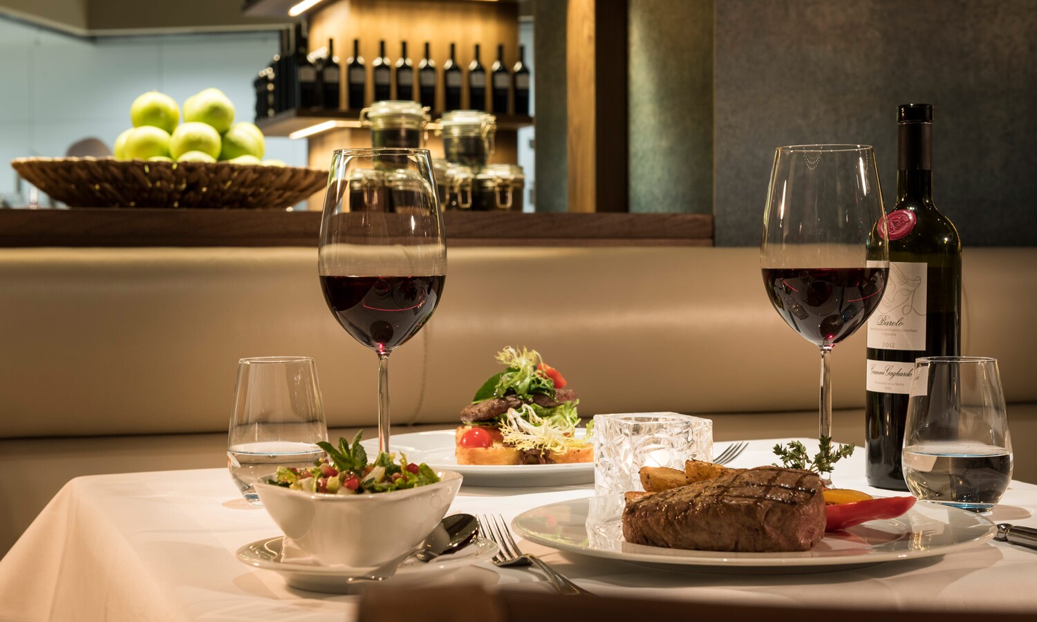 Steak and wine at the restaurant Grill