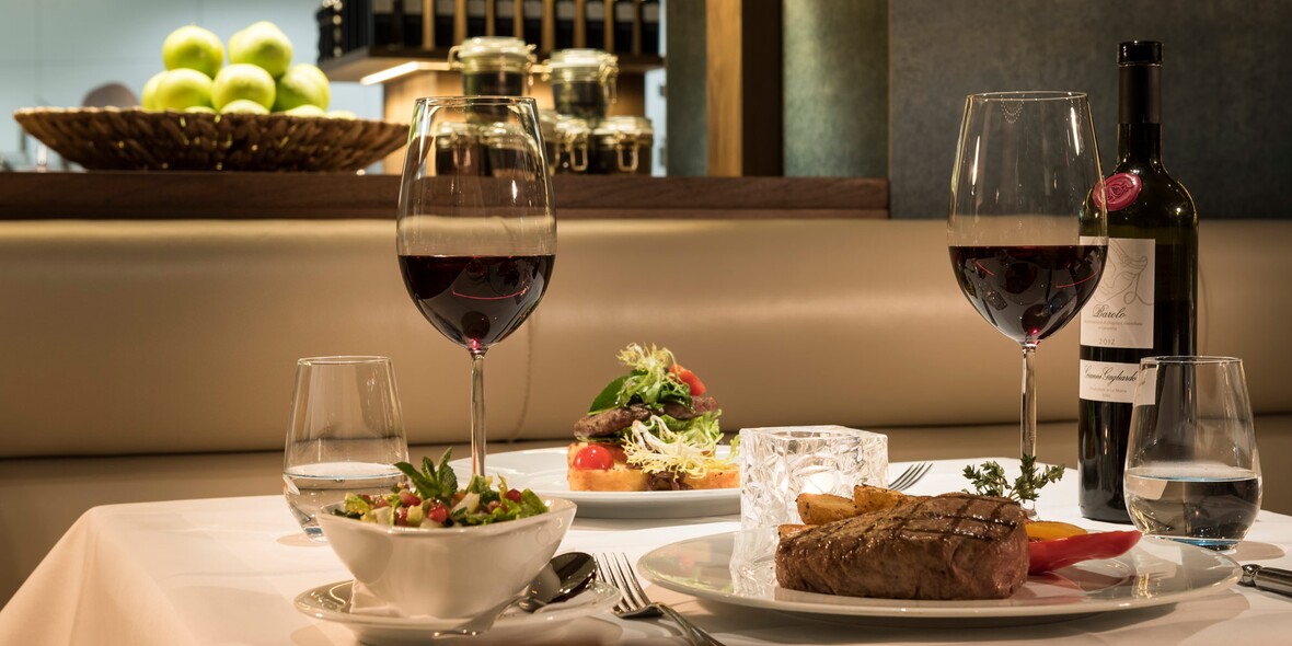 Steak und Wein im Restaurant Grill