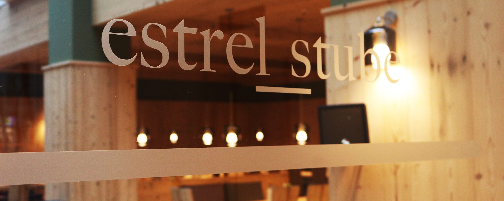 Schriftzug Estrel Stube am Eingang