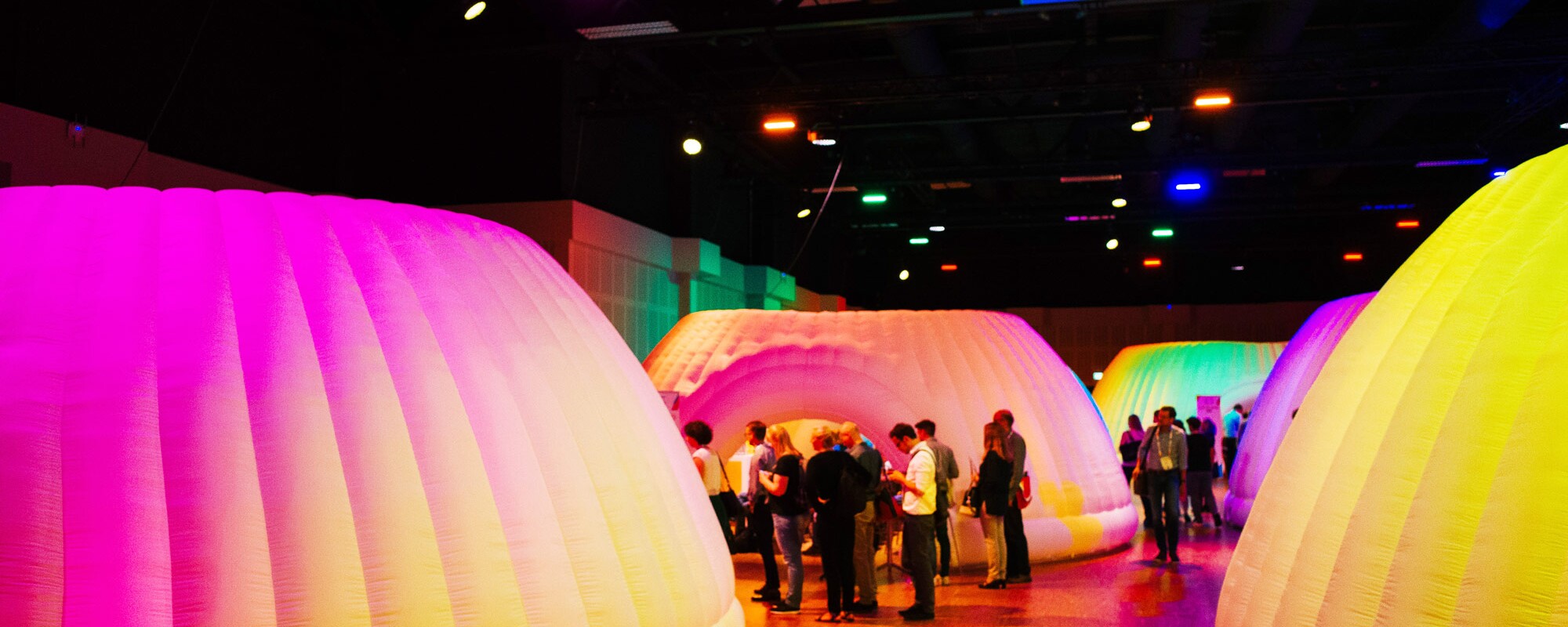 Beleuchtete aufblasbare Zelte in Convention Hall II
